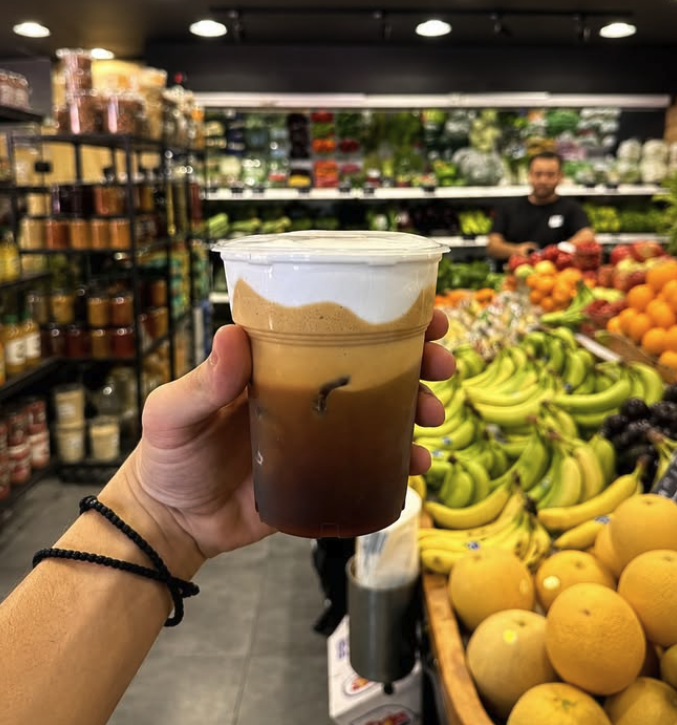 Καφές στο 59 Grocery με φρέσκα φρούτα στο φόντο