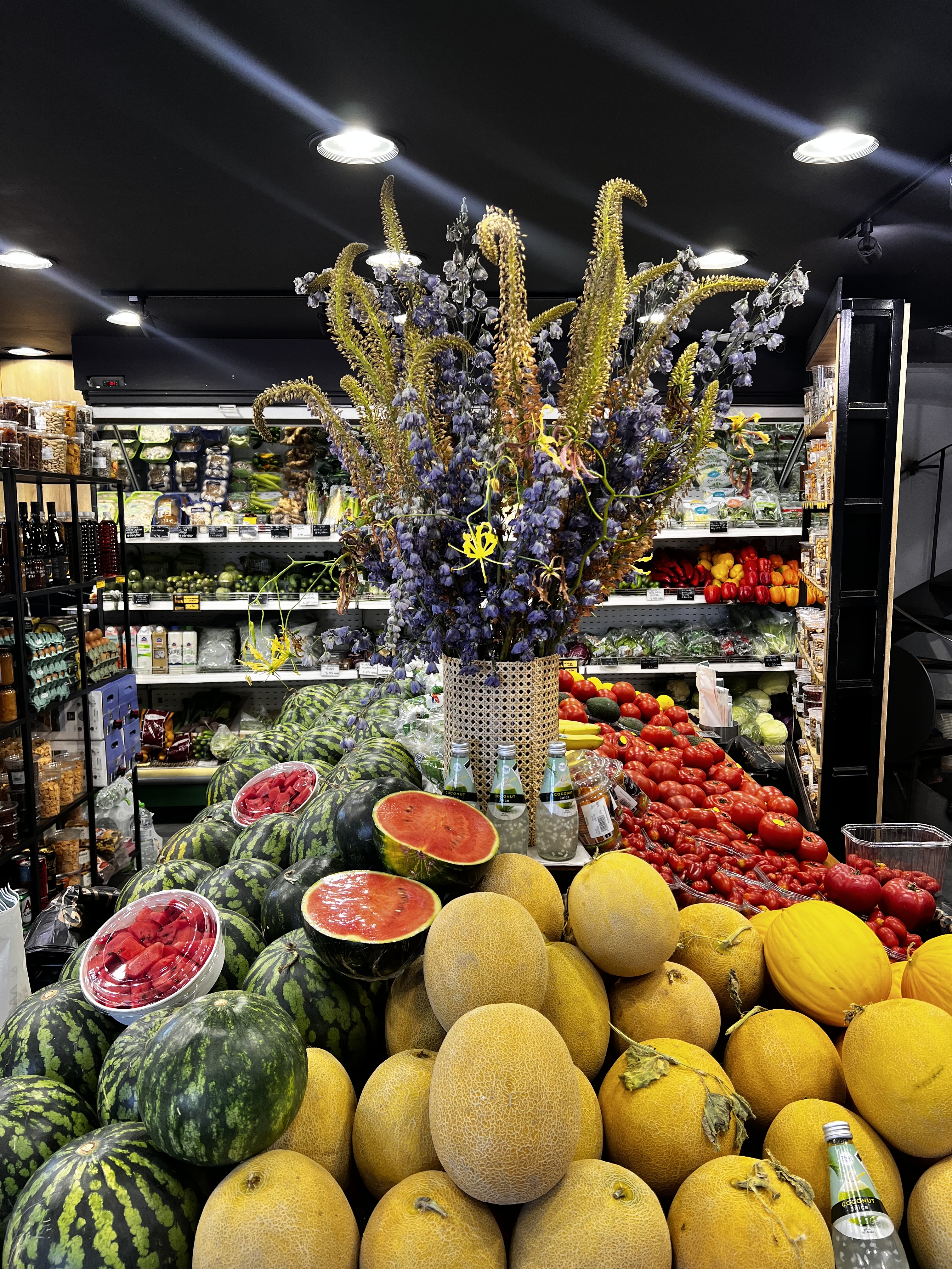 Πεπόνια, αβοκάντο και ξηροί καρποί στο 59 Grocery